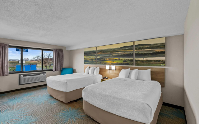 photo 4 of Days Inn & Suites by Wyndham Des Moines Airport