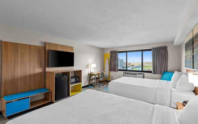 photo 5 of Days Inn & Suites by Wyndham Des Moines Airport