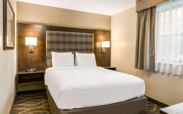 photo 4 of Country Inn & Suites by Radisson, Grandville-Grand Rapids West, MI