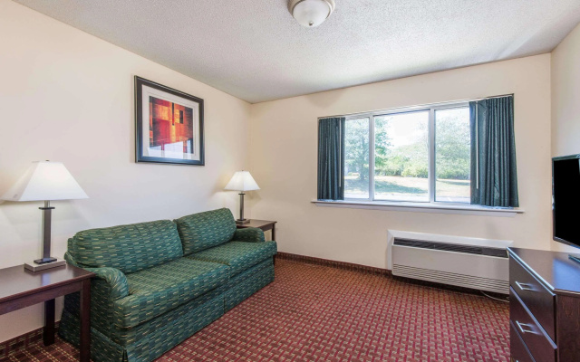 photo 4 of Days Inn & Suites by Wyndham Groton Near the Casinos