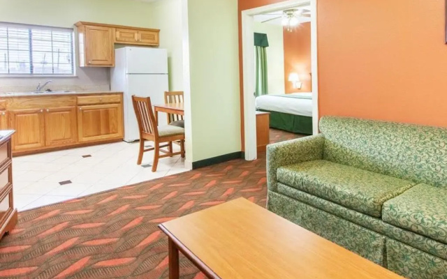 photo 2 of DAYS INN &amp; SUITES BY WYNDHAM HOUSTON HOBBY AIRPORT