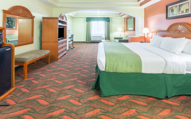 photo 3 of DAYS INN &amp; SUITES BY WYNDHAM HOUSTON HOBBY AIRPORT