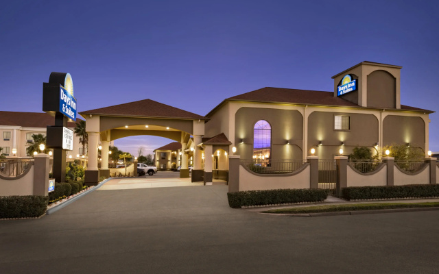 photo 2 of Days Inn & Suites by Wyndham Houston Hobby Airport