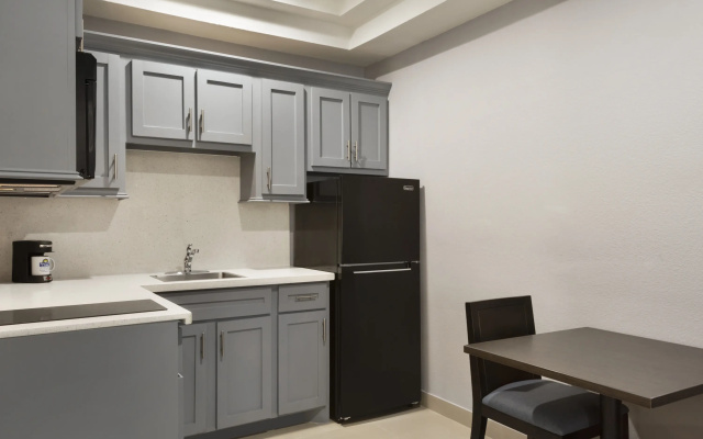photo 3 of Days Inn & Suites by Wyndham Houston Hobby Airport