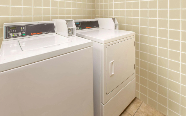 photo 4 of Days Inn & Suites by Wyndham Madison Heights MI
