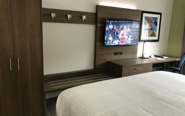 photo 4 of Holiday Inn Express Naples South I-75 by IHG