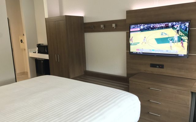 photo 5 of Holiday Inn Express Naples South I-75 by IHG