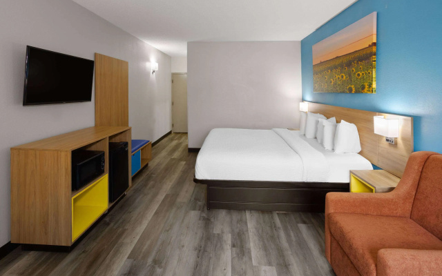 photo 4 of Days Inn & Suites by Wyndham Northwest Indianapolis
