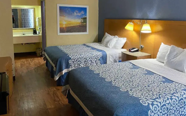 photo 5 of Days Inn & Suites By Wyndham Savannah Gateway/I-95 And 204