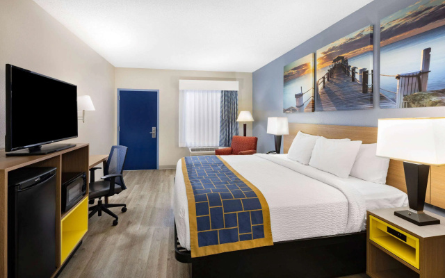 photo 5 of Days Inn & Suites by Wyndham Savannah Midtown