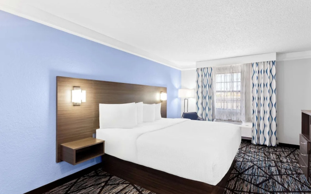 photo 5 of Days Inn And Suites Schaumburg