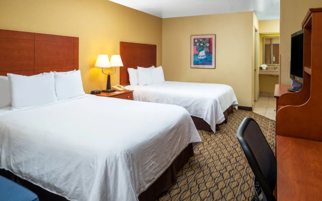 photo 3 of Days Inn And Suites Scottsdale North