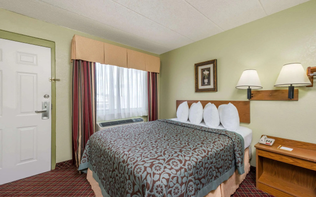 photo 5 of Days Inn & Suites by Wyndham Springfield on I-44