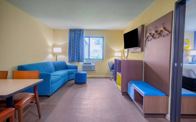 photo 3 of Days Inn & Suites by Wyndham Waterloo