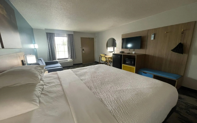 photo 5 of Days Inn & Suites by Wyndham York