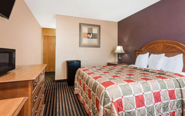 photo 3 of Days Inn by Wyndham Anderson IN