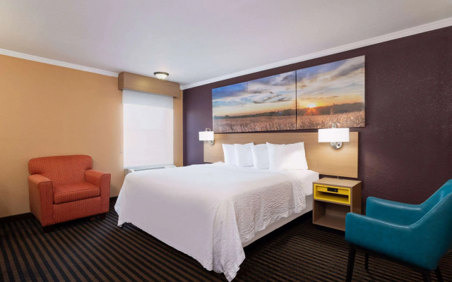 photo 4 of Days Inn by Wyndham Anderson IN