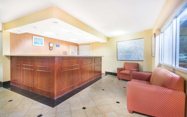 photo 2 of Days Inn by Wyndham Arlington Pentagon