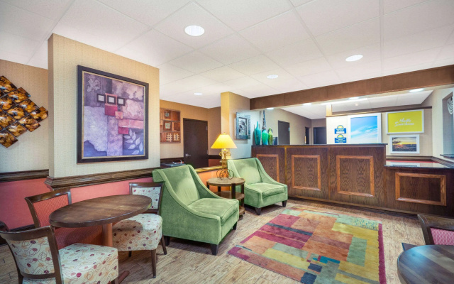photo 2 of Days Inn by Wyndham Asheville Downtown North