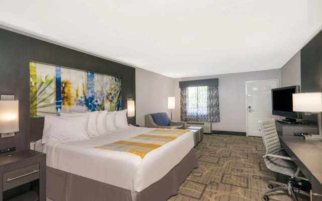 photo 4 of Days Inn by Wyndham Asheville Downtown North