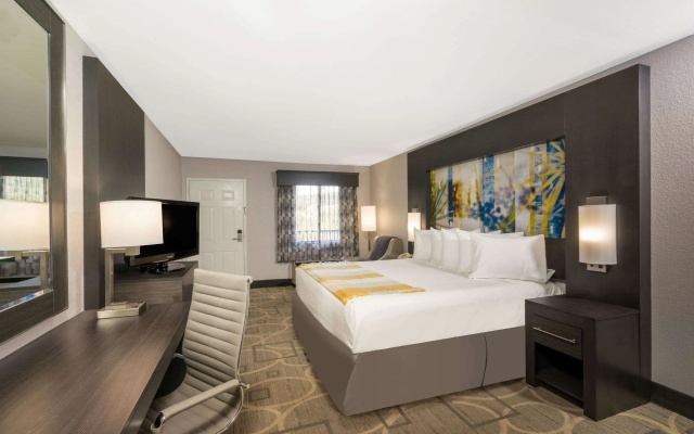 photo 5 of Days Inn by Wyndham Asheville Downtown North