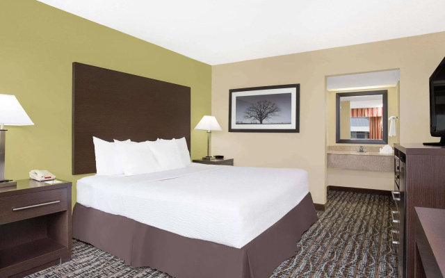 photo 3 of Days Inn by Wyndham Asheville/Mall
