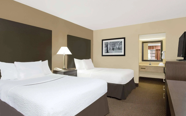 photo 4 of Days Inn by Wyndham Asheville/Mall