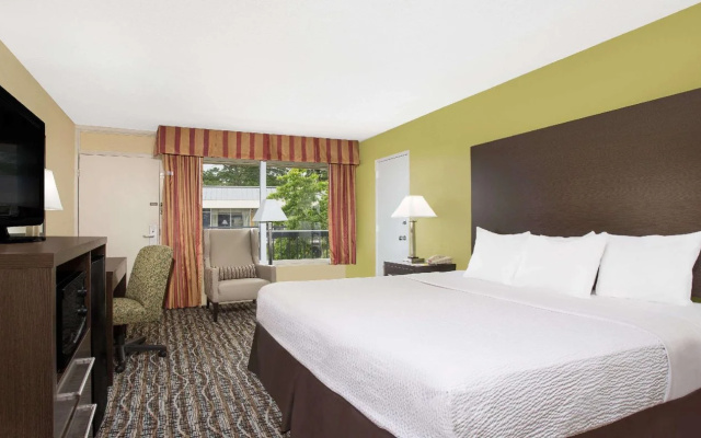 photo 5 of Days Inn by Wyndham Asheville/Mall