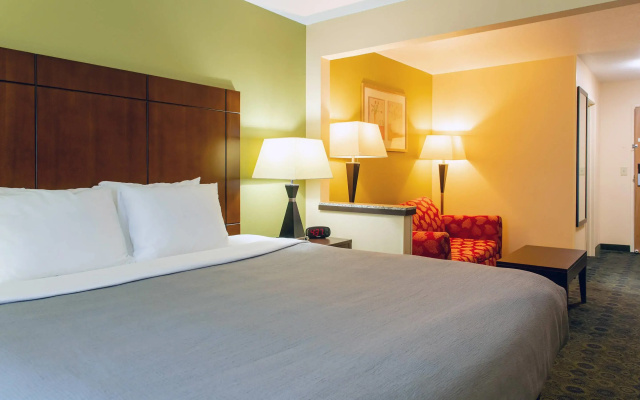 photo 3 of Quality Inn & Suites Bloomington I-55 and I-74