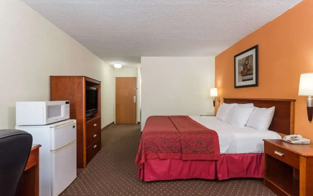photo 3 of Days Inn Bloomington Normal