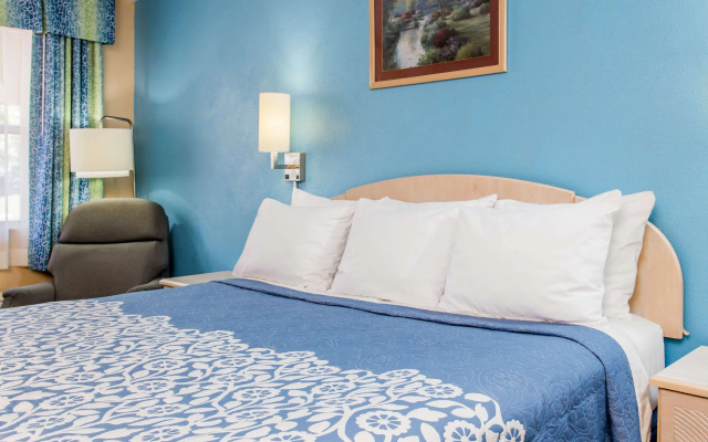 photo 2 of Days Inn by Wyndham Bradenton I-75