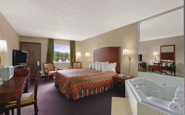 photo 3 of Days Inn by Wyndham Branson/Near the Strip