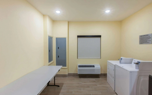 photo 5 of Days Inn by Wyndham Baton Rouge Airport