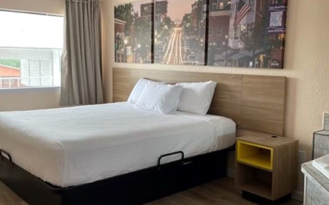 photo 3 of Days Inn by Wyndham Branson near Theatre District
