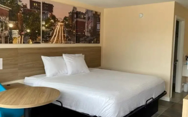 photo 4 of Days Inn by Wyndham Branson near Theatre District