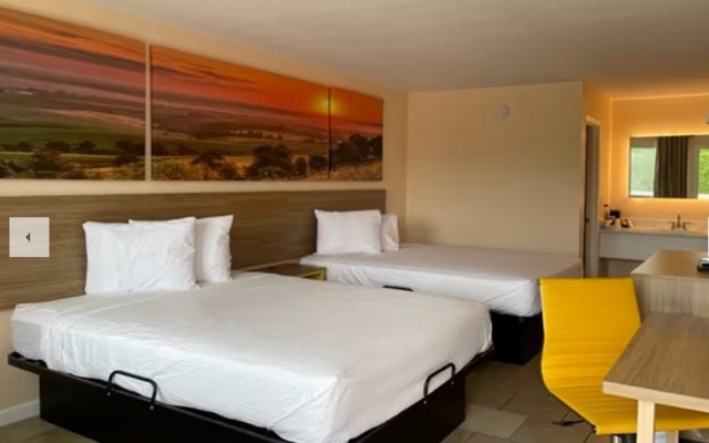 photo 5 of Days Inn by Wyndham Branson near Theatre District