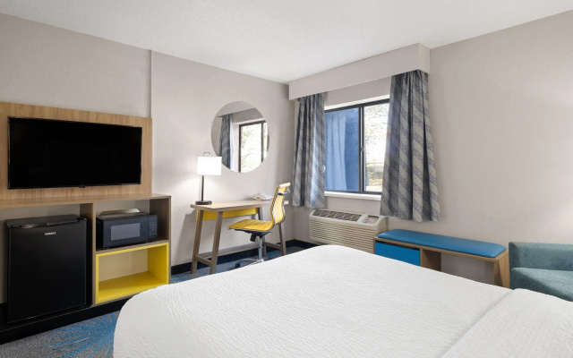 photo 4 of Days Inn By Wyndham Davenport