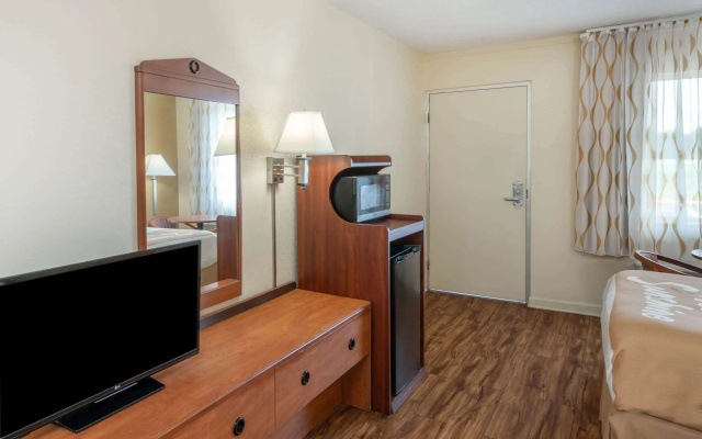photo 4 of Days Inn by Wyndham Clarksville TN