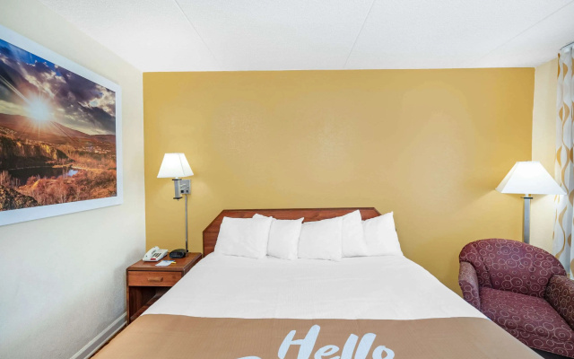 photo 5 of Days Inn by Wyndham Clarksville TN