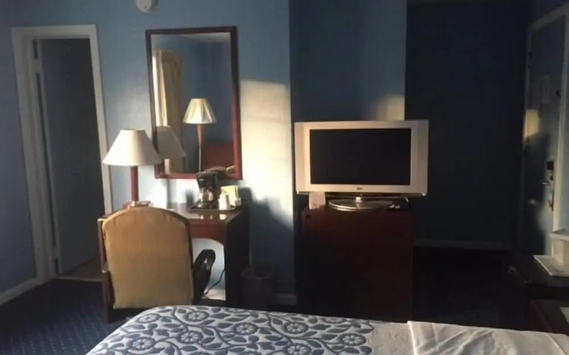 photo 4 of Days Inn by Wyndham Cleveland Lakewood
