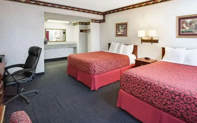 photo 2 of Days Inn By Wyndham Costa Mesa Newport Beach