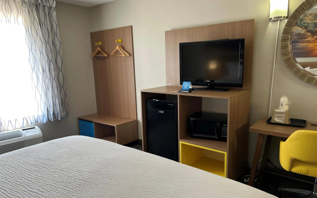 photo 2 of Days Inn by Wyndham West Des Moines / Clive