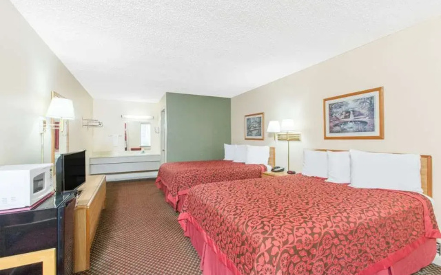 photo 2 of Days Inn Eureka Springs