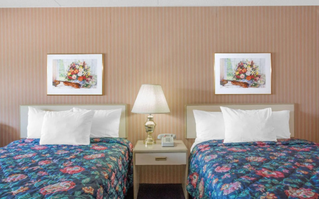 photo 3 of Days Inn by Wyndham Florence Downtown