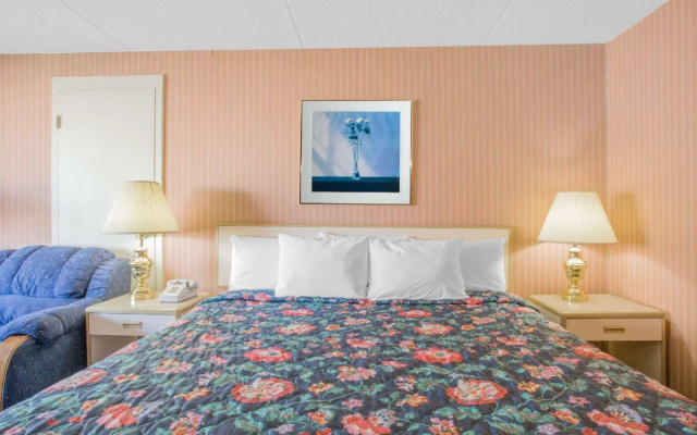 photo 4 of Days Inn by Wyndham Florence Downtown