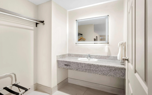 photo 4 of Days Inn by Wyndham Fontana / Rialto