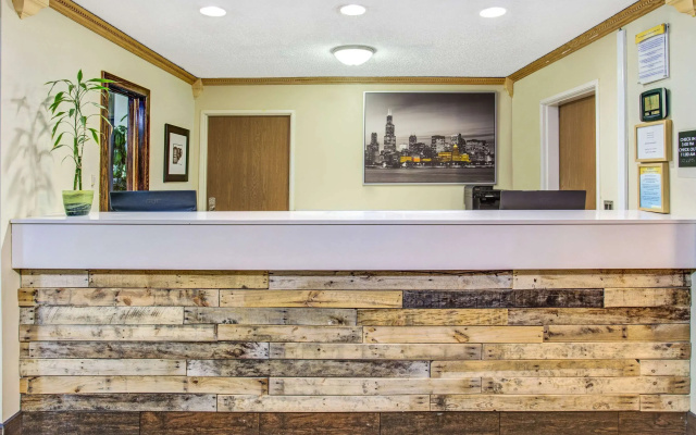 photo 2 of Days Inn by Wyndham Great Lakes Naval Base