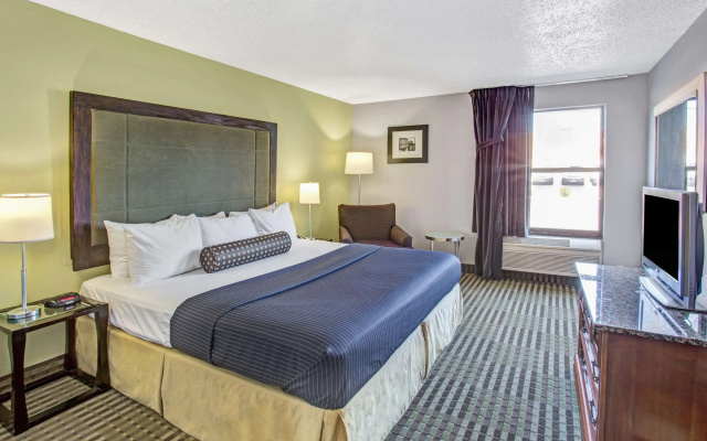 photo 5 of Days Inn by Wyndham Great Lakes Naval Base
