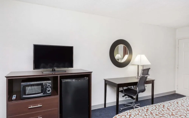 photo 3 of Days Inn Hendersonville