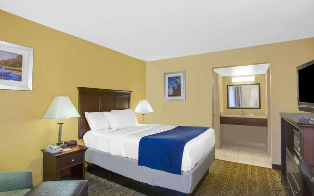 photo 4 of Days Inn by Wyndham Charleston Historic District